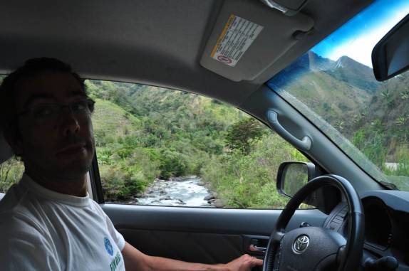 Procurando caminhos nas montanhas verdes ao norte de Quito, no Equador